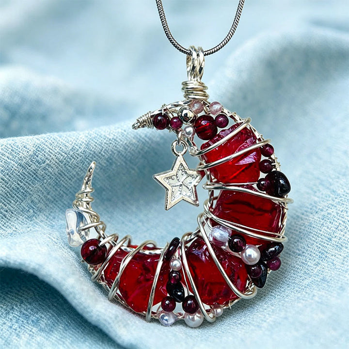 Collier Olivenorma fait main en fil de fer, orné de grenat et de verre rouge, en forme de croissant de lune. - image 5