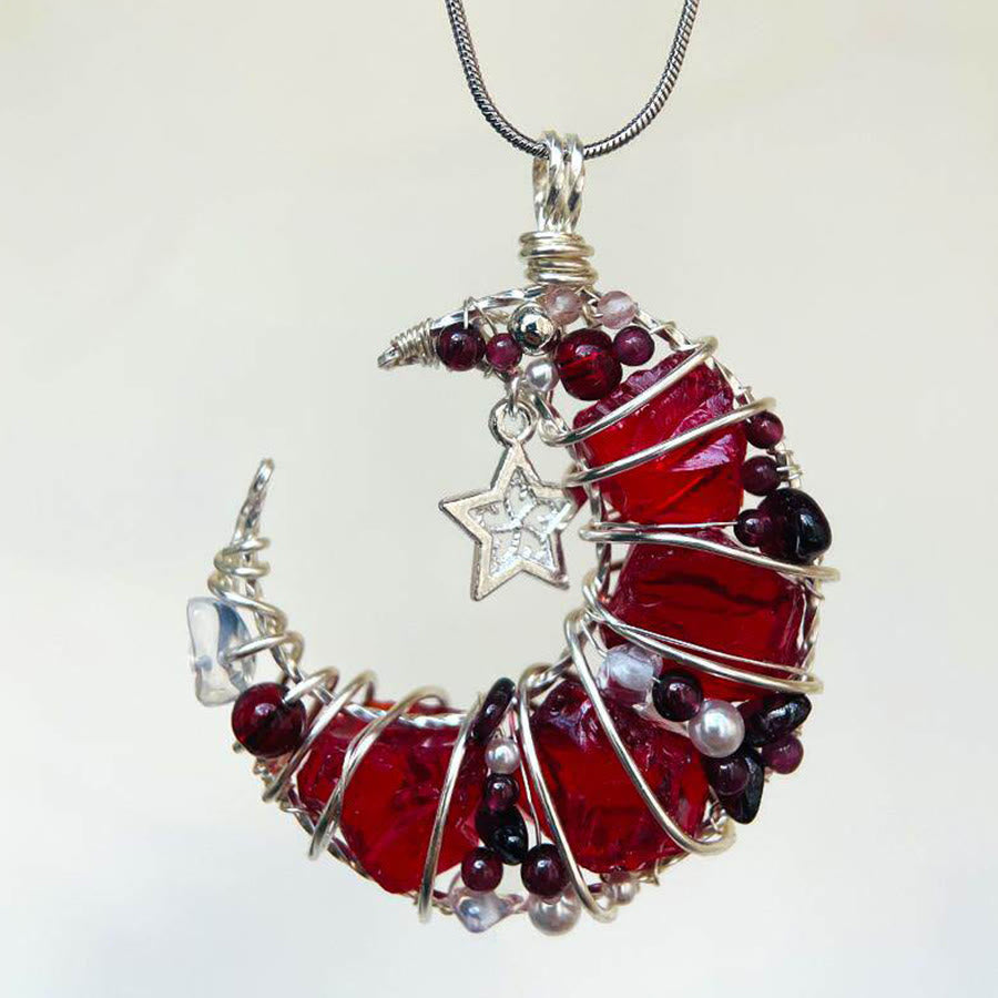 Collier Olivenorma fait main en fil de fer, orné de grenat et de verre rouge, en forme de croissant de lune. - Étoile de verre rouge - image 3