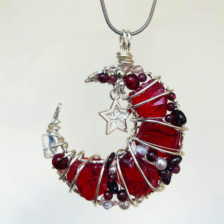 Collier Olivenorma fait main en fil de fer, orné de grenat et de verre rouge, en forme de croissant de lune. - Étoile de verre rouge - image 3