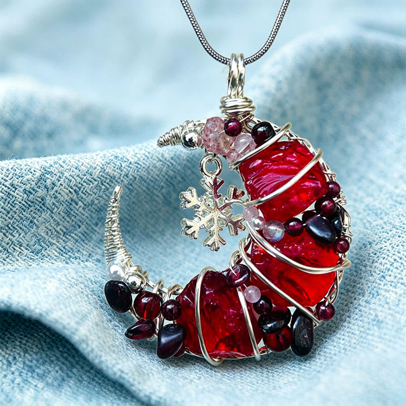 Collier Olivenorma fait main en fil de fer, orné de grenat et de verre rouge, en forme de croissant de lune. - image 2