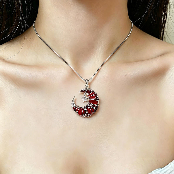 Collier Olivenorma fait main en fil de fer, orné de grenat et de verre rouge, en forme de croissant de lune. - image 4