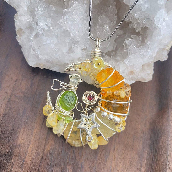 Collier Olivenorma fait main en fil de fer, orné d'un croissant de lune, de citrine et de péridot et d'un motif floral en étoile. - image 2