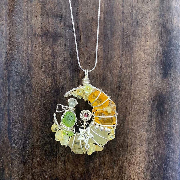 Collier Olivenorma fait main en fil de fer, orné d'un croissant de lune, de citrine et de péridot et d'un motif floral en étoile. - image 3