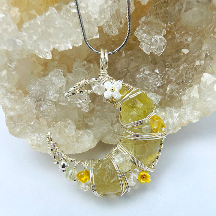 Collier Olivenorma en pierre naturelle avec pendentif croissant de lune pastel fantaisiste et fleurs - image 6