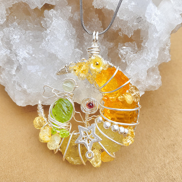 Collier Olivenorma fait main en fil de fer, orné d'un croissant de lune, de citrine et de péridot et d'un motif floral en étoile. - Citrine - image 0