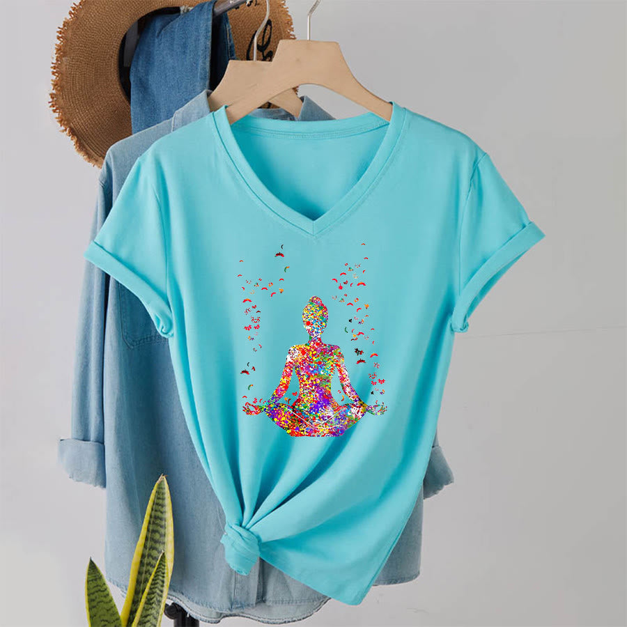 T-shirt Olivenorma à col en V avec silhouette de méditation aquarelle - Lac Bleu - 2XL - image 9