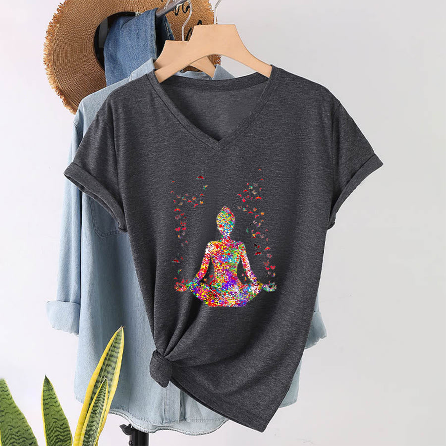 T-shirt Olivenorma à col en V avec silhouette de méditation aquarelle - Gris - 2XL - image 15