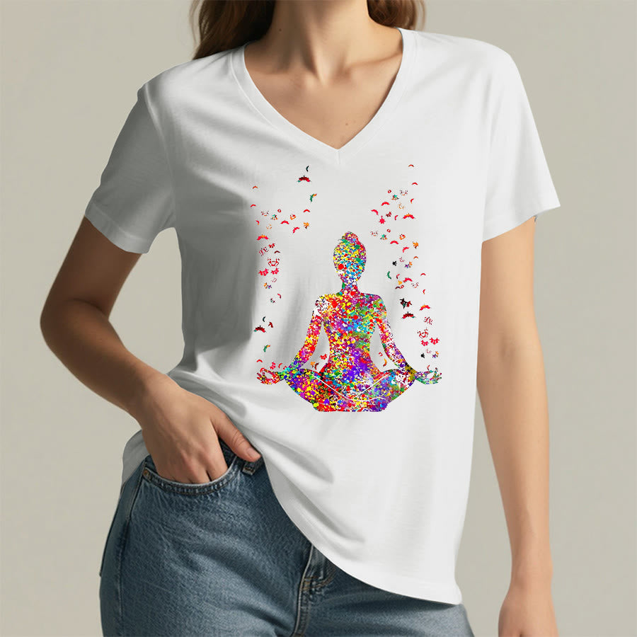 T-shirt Olivenorma à col en V avec silhouette de méditation aquarelle - image 1