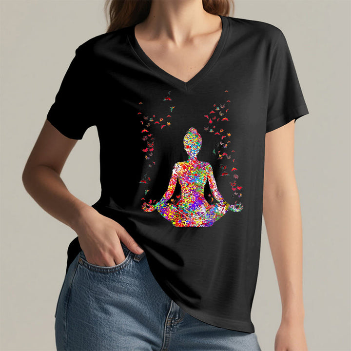 T-shirt Olivenorma à col en V avec silhouette de méditation aquarelle - image 13