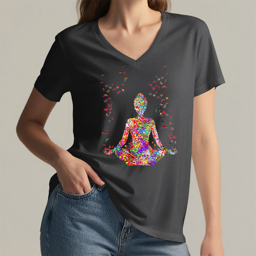 T-shirt Olivenorma à col en V avec silhouette de méditation aquarelle - image 16