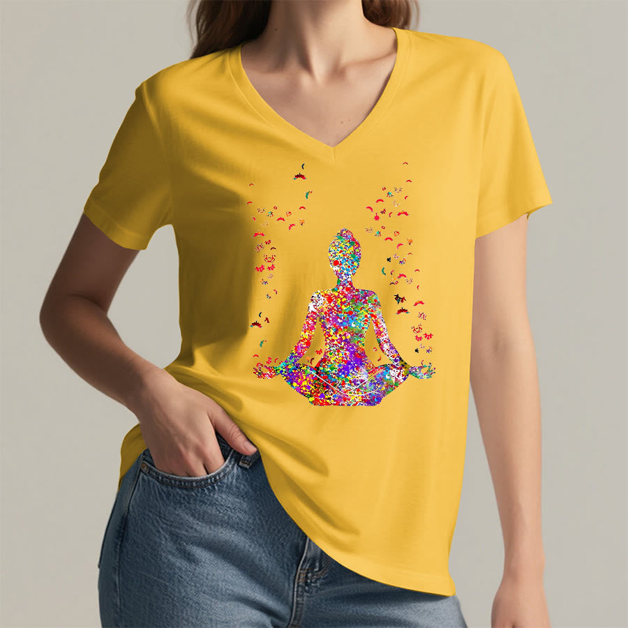 T-shirt Olivenorma à col en V avec silhouette de méditation aquarelle - image 31