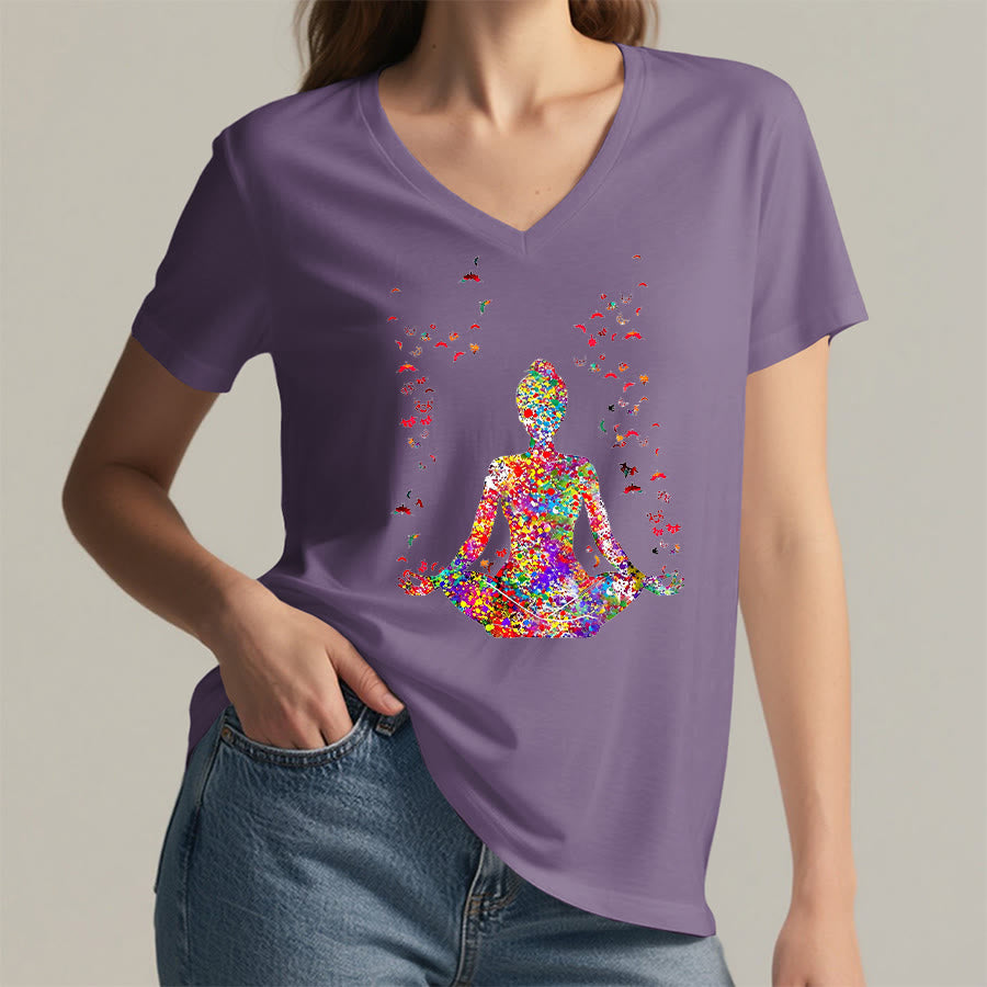 T-shirt Olivenorma à col en V avec silhouette de méditation aquarelle - image 37
