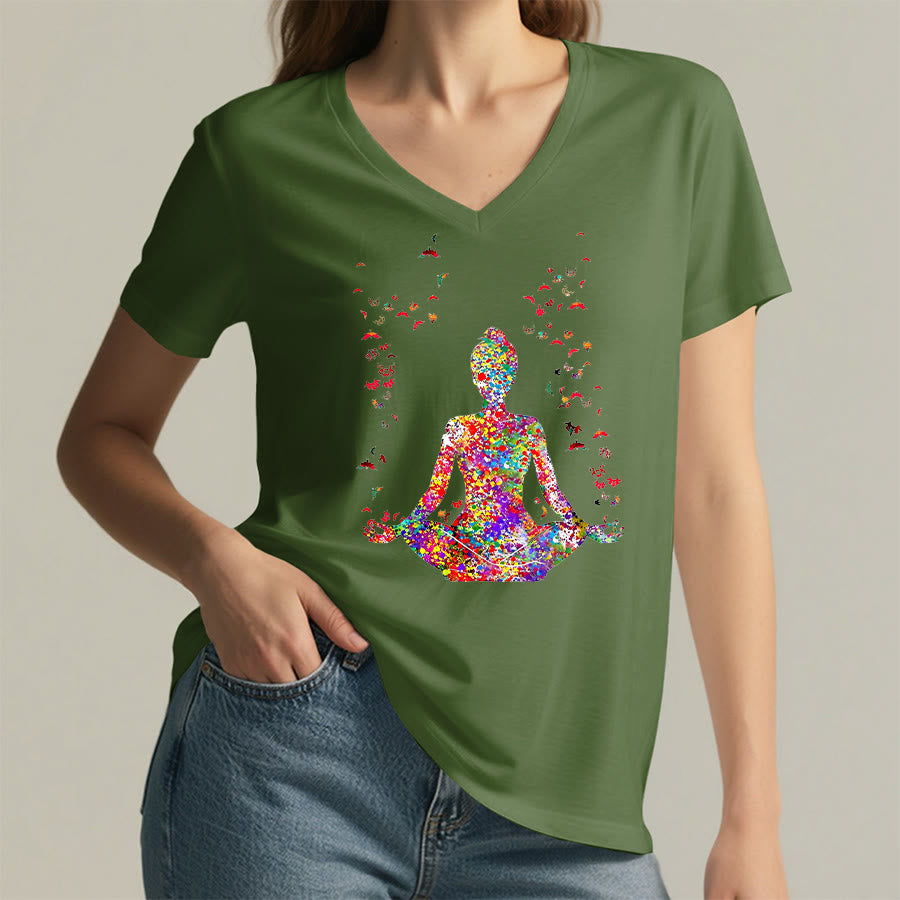 T-shirt Olivenorma à col en V avec silhouette de méditation aquarelle - image 25