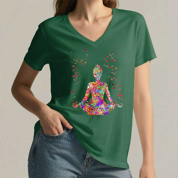 T-shirt Olivenorma à col en V avec silhouette de méditation aquarelle - image 22