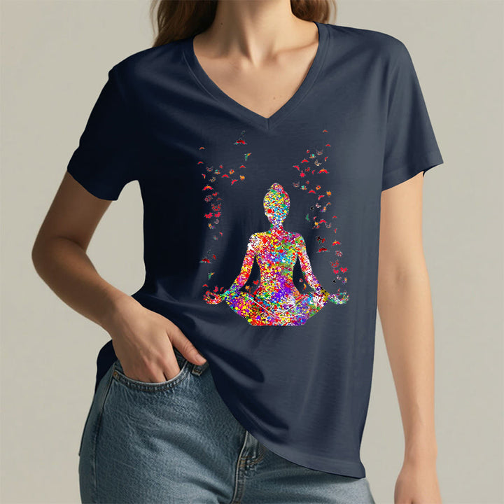 T-shirt Olivenorma à col en V avec silhouette de méditation aquarelle - image 19