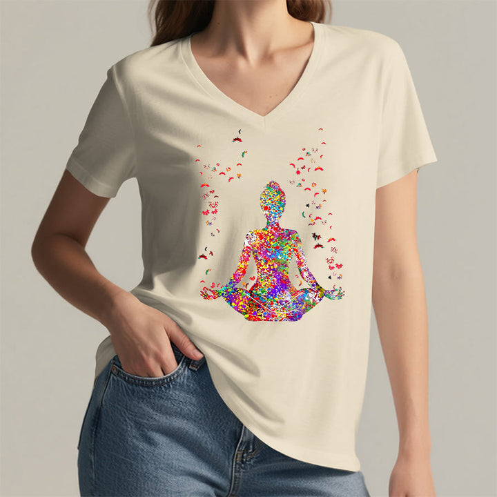 T-shirt Olivenorma à col en V avec silhouette de méditation aquarelle - image 4