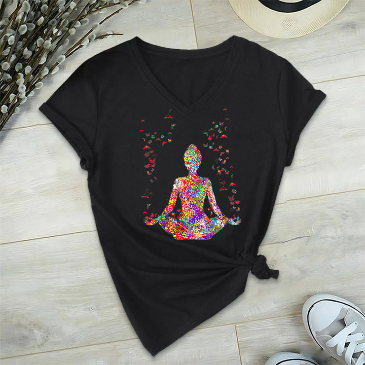 T-shirt Olivenorma à col en V avec silhouette de méditation aquarelle - image 14
