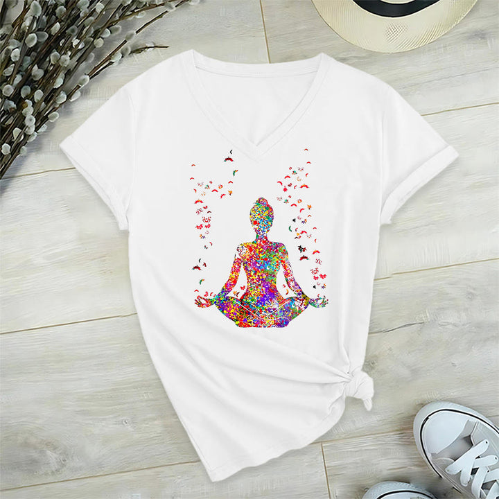 T-shirt Olivenorma à col en V avec silhouette de méditation aquarelle - image 2