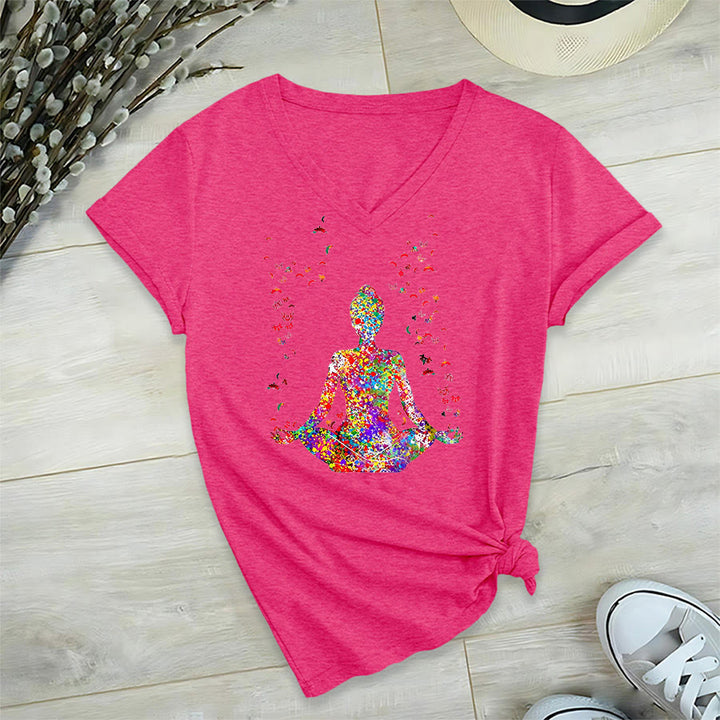 T-shirt Olivenorma à col en V avec silhouette de méditation aquarelle - image 35
