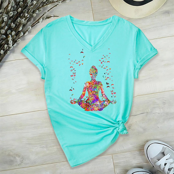T-shirt Olivenorma à col en V avec silhouette de méditation aquarelle - image 11