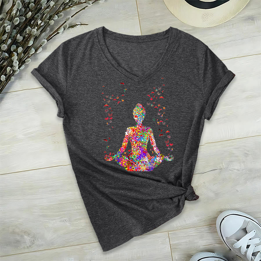 T-shirt Olivenorma à col en V avec silhouette de méditation aquarelle - image 17