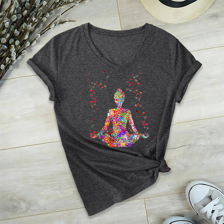 T-shirt Olivenorma à col en V avec silhouette de méditation aquarelle - image 17
