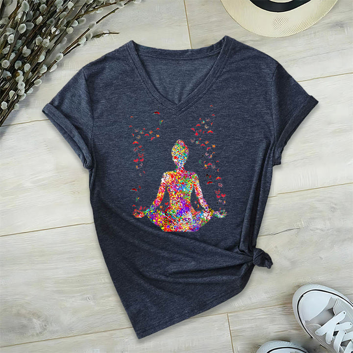 T-shirt Olivenorma à col en V avec silhouette de méditation aquarelle - image 20