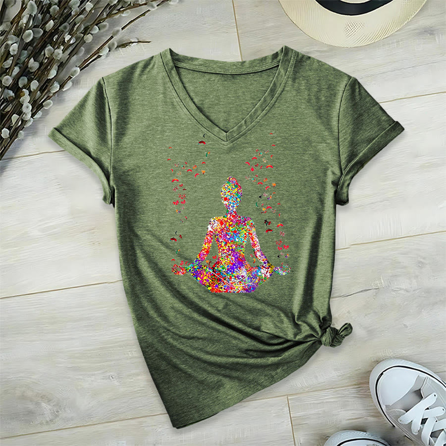 T-shirt Olivenorma à col en V avec silhouette de méditation aquarelle - image 26