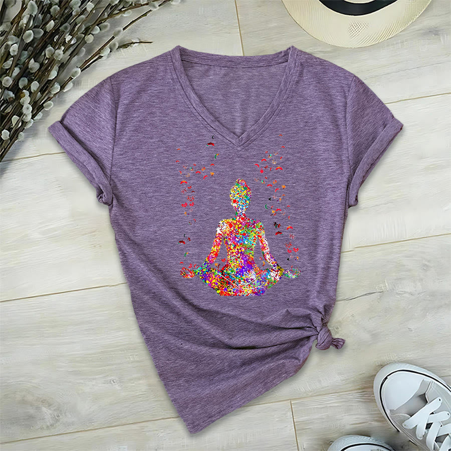 T-shirt Olivenorma à col en V avec silhouette de méditation aquarelle - image 38
