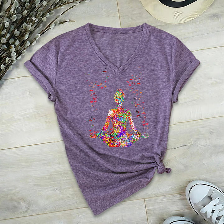 T-shirt Olivenorma à col en V avec silhouette de méditation aquarelle - image 38