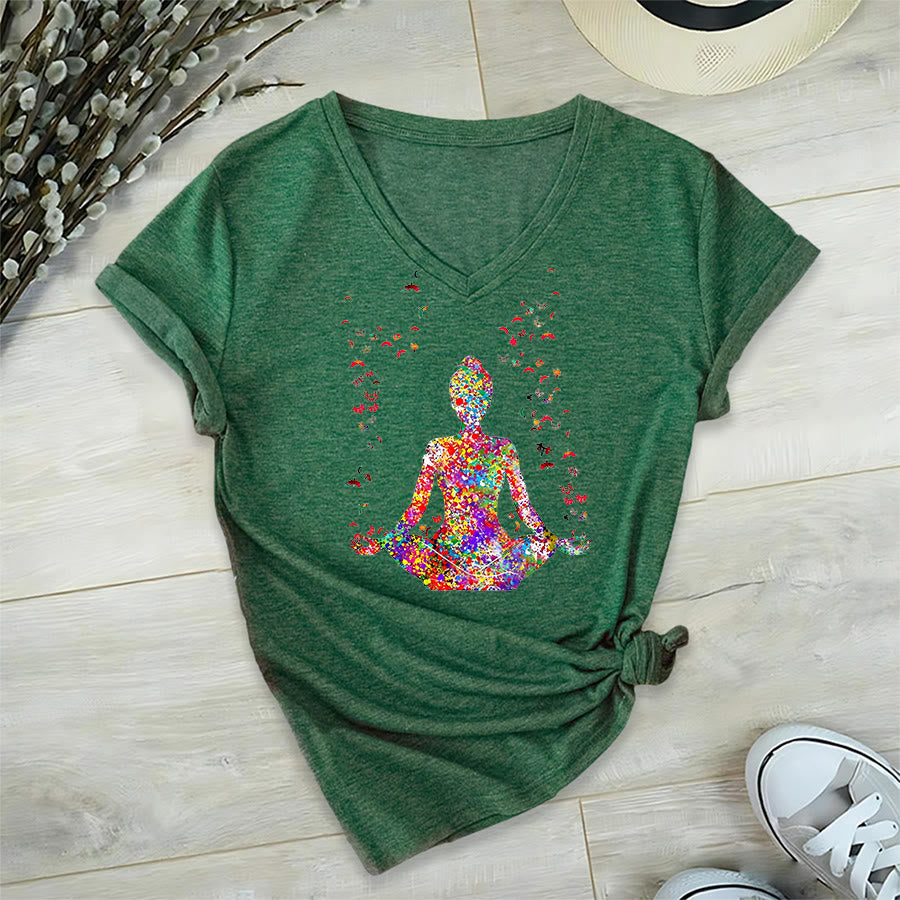 T-shirt Olivenorma à col en V avec silhouette de méditation aquarelle - image 23