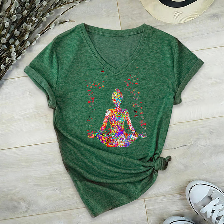 T-shirt Olivenorma à col en V avec silhouette de méditation aquarelle - image 23