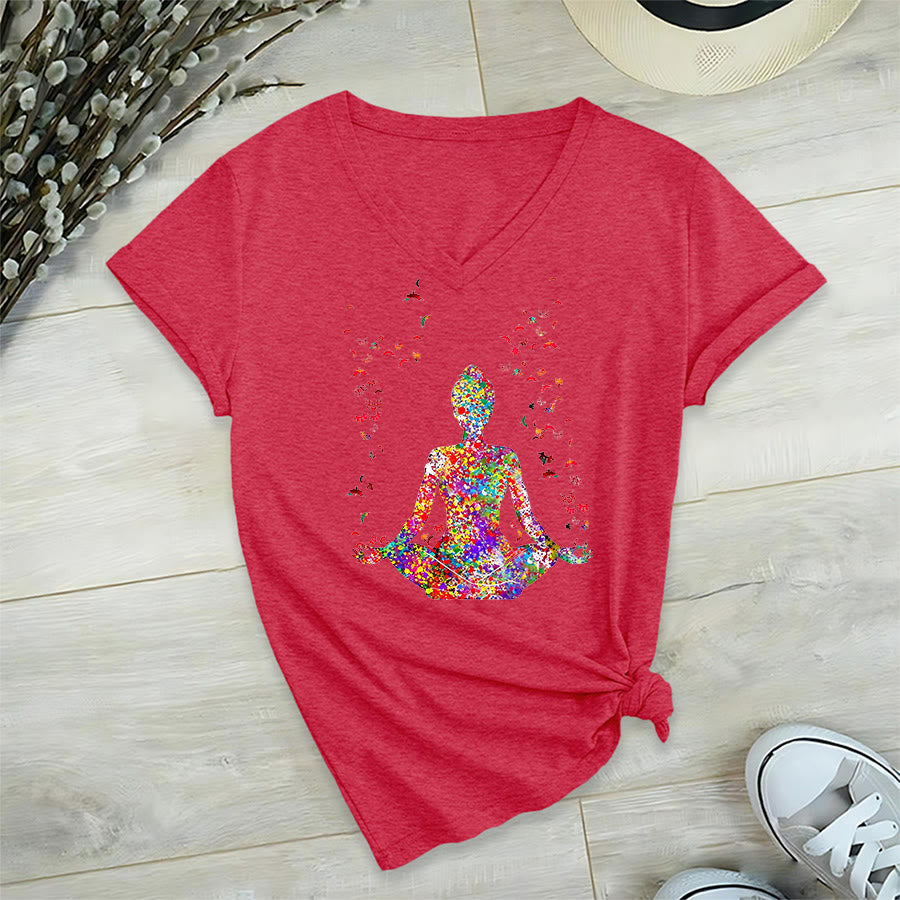 T-shirt Olivenorma à col en V avec silhouette de méditation aquarelle - image 29