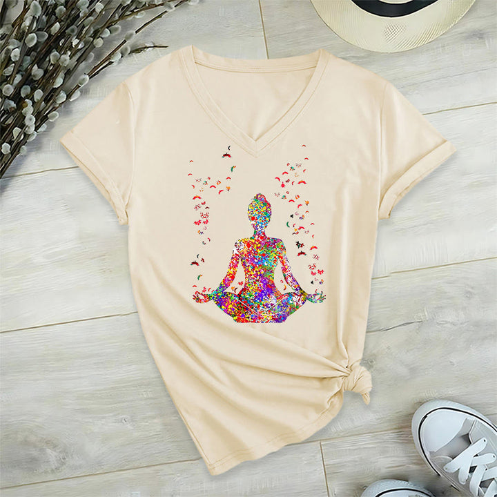 T-shirt Olivenorma à col en V avec silhouette de méditation aquarelle - image 5