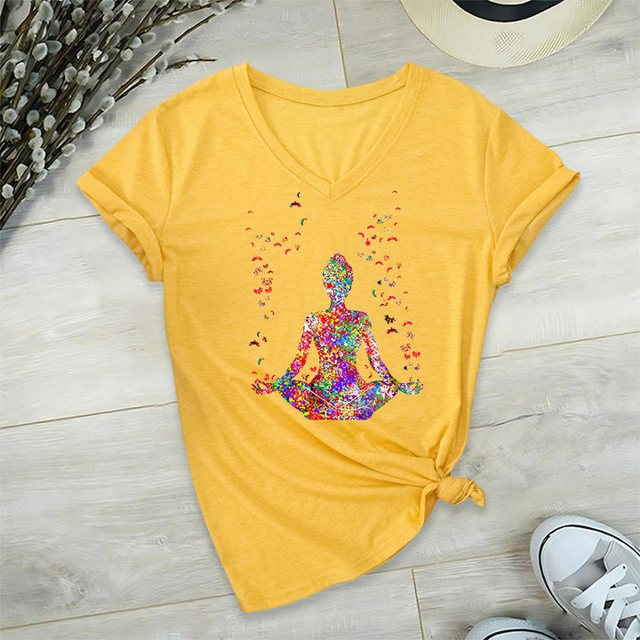 T-shirt Olivenorma à col en V avec silhouette de méditation aquarelle - image 32