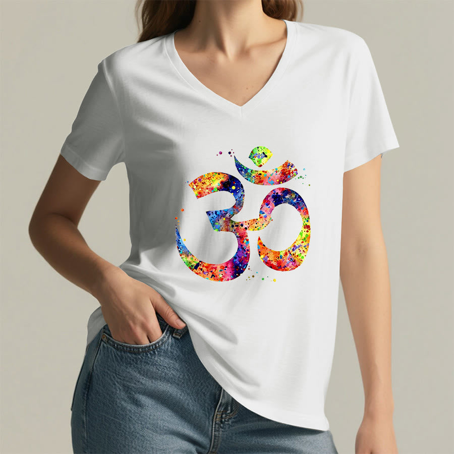 T-shirt à col en V Olivenorma avec motif aquarelle Om et éclaboussures de peinture - image 1