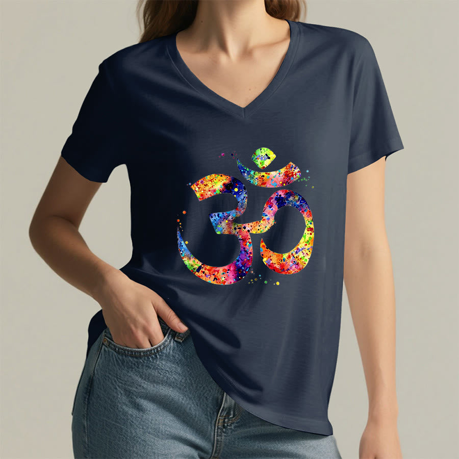 T-shirt à col en V Olivenorma avec motif aquarelle Om et éclaboussures de peinture - image 19