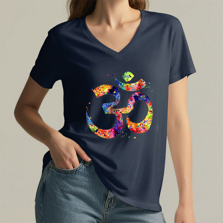 T-shirt à col en V Olivenorma avec motif aquarelle Om et éclaboussures de peinture - image 19