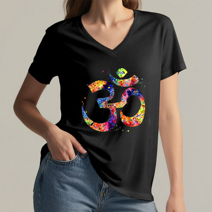 T-shirt à col en V Olivenorma avec motif aquarelle Om et éclaboussures de peinture - image 13