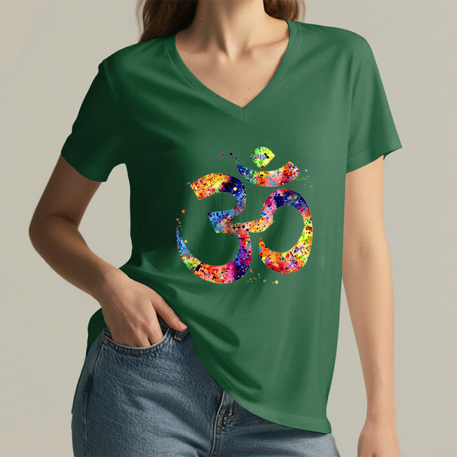 T-shirt à col en V Olivenorma avec motif aquarelle Om et éclaboussures de peinture - image 22