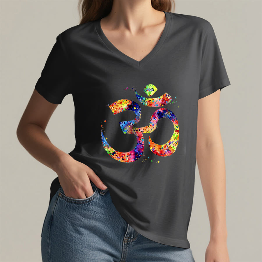 T-shirt à col en V Olivenorma avec motif aquarelle Om et éclaboussures de peinture - image 16