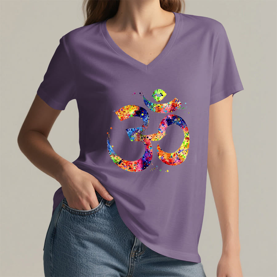 T-shirt à col en V Olivenorma avec motif aquarelle Om et éclaboussures de peinture - image 37