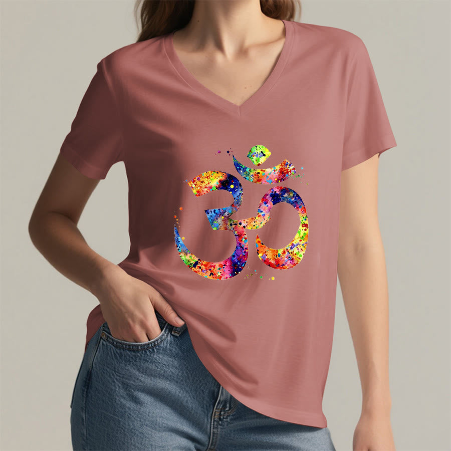 T-shirt à col en V Olivenorma avec motif aquarelle Om et éclaboussures de peinture - image 7