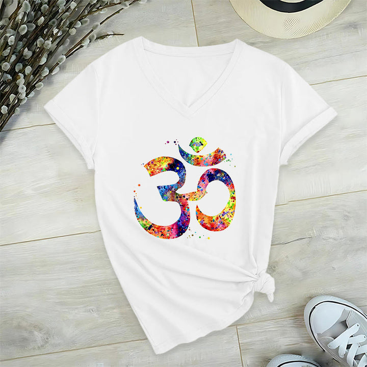 T-shirt à col en V Olivenorma avec motif aquarelle Om et éclaboussures de peinture - image 2