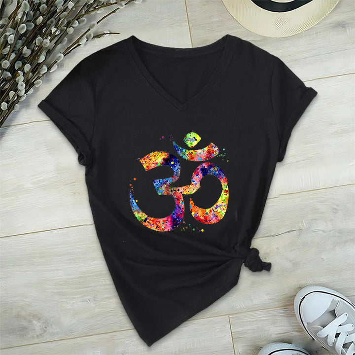 T-shirt à col en V Olivenorma avec motif aquarelle Om et éclaboussures de peinture - image 14