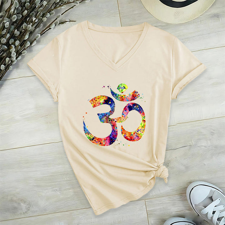 T-shirt à col en V Olivenorma avec motif aquarelle Om et éclaboussures de peinture - image 5