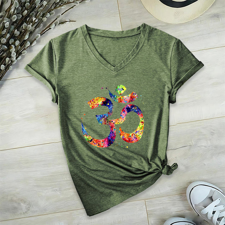 T-shirt à col en V Olivenorma avec motif aquarelle Om et éclaboussures de peinture - image 26