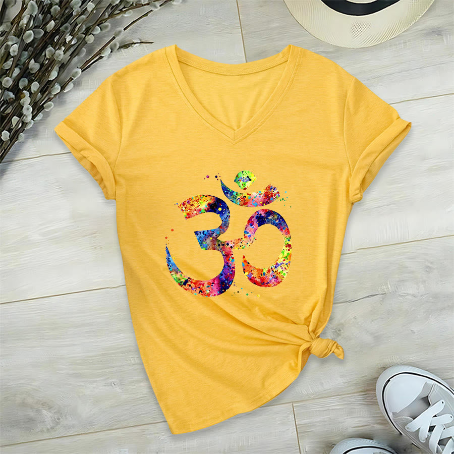 T-shirt à col en V Olivenorma avec motif aquarelle Om et éclaboussures de peinture - image 32
