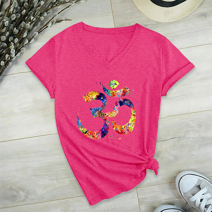 T-shirt à col en V Olivenorma avec motif aquarelle Om et éclaboussures de peinture - image 35