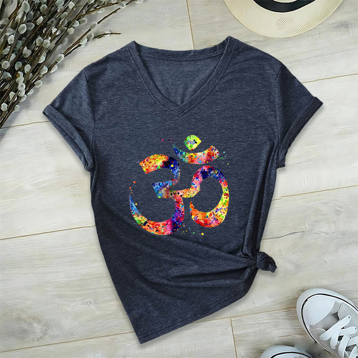 T-shirt à col en V Olivenorma avec motif aquarelle Om et éclaboussures de peinture - image 20